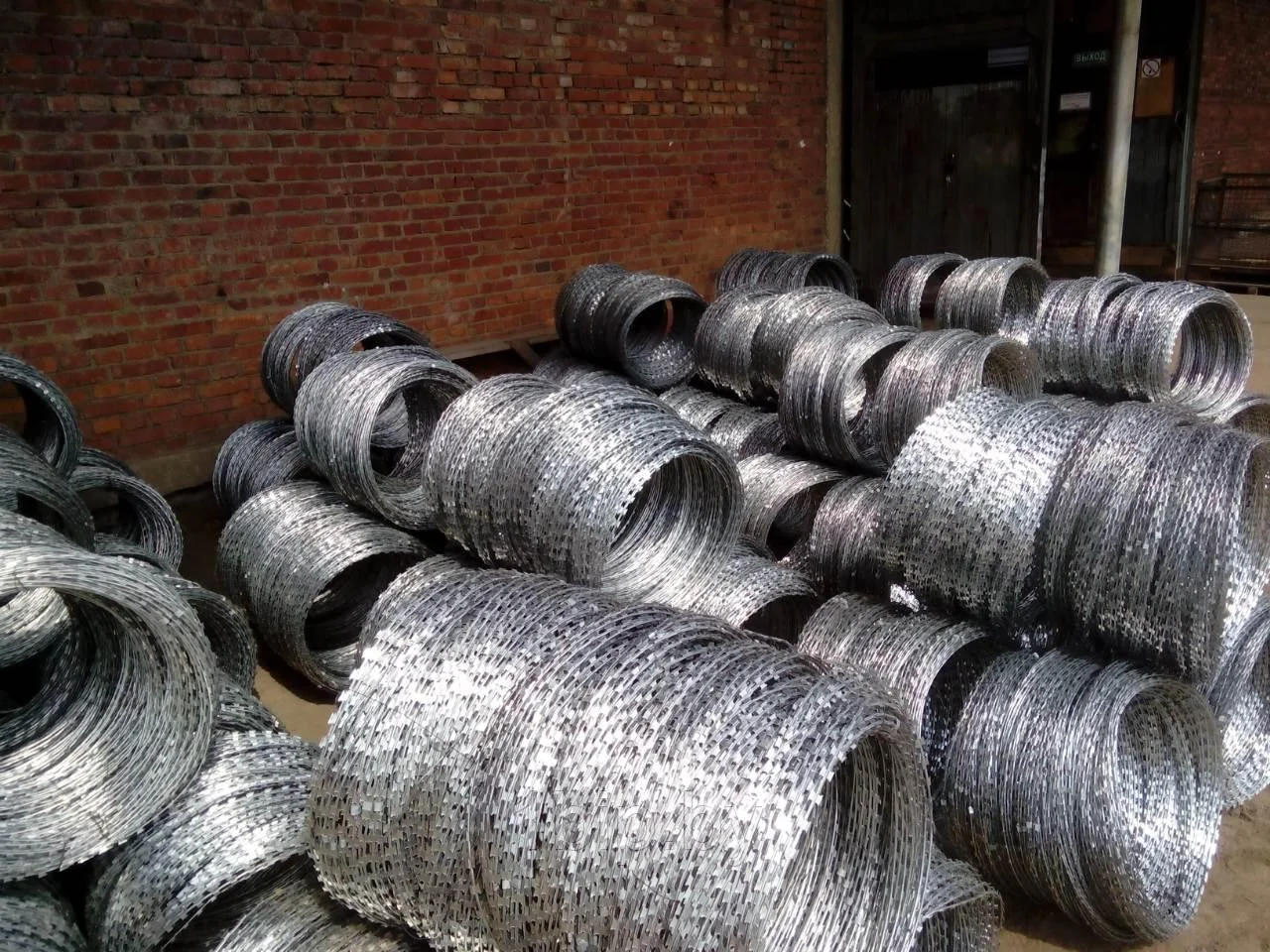 Спиральное колючее ограждение 