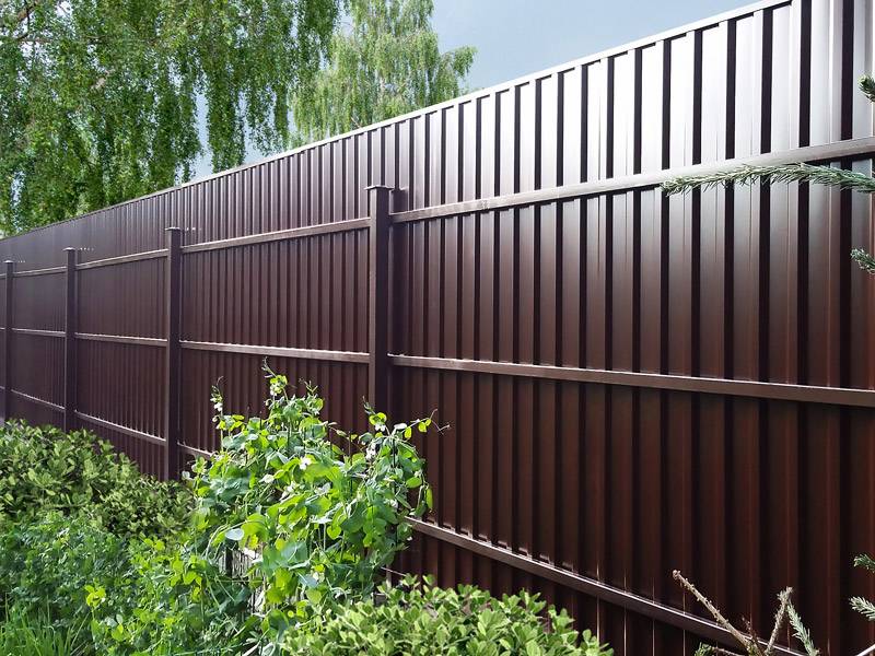 Заборы из металлопрофиля и металлоштакетника